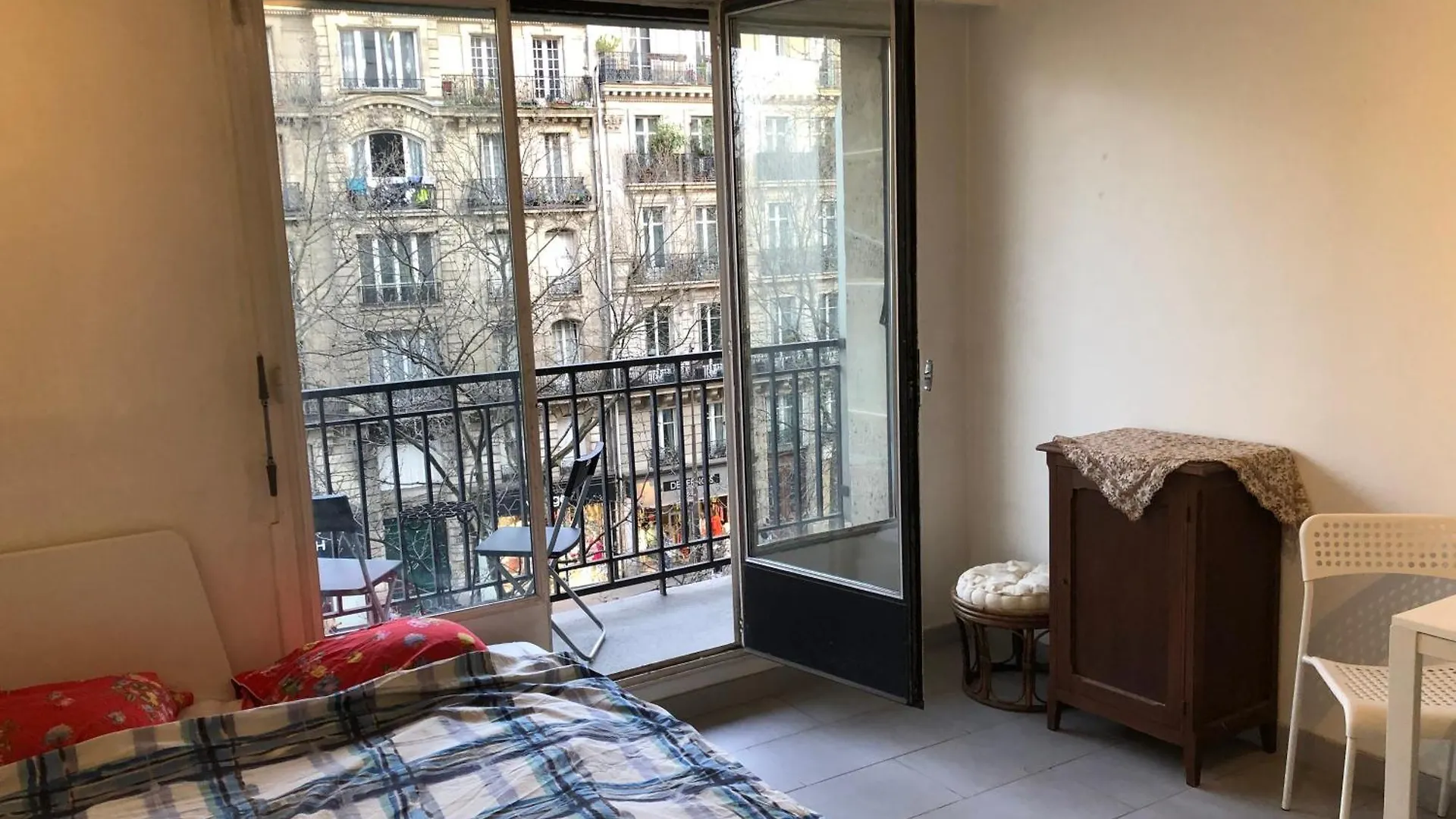 Beautiful Next To Metro Apartment *