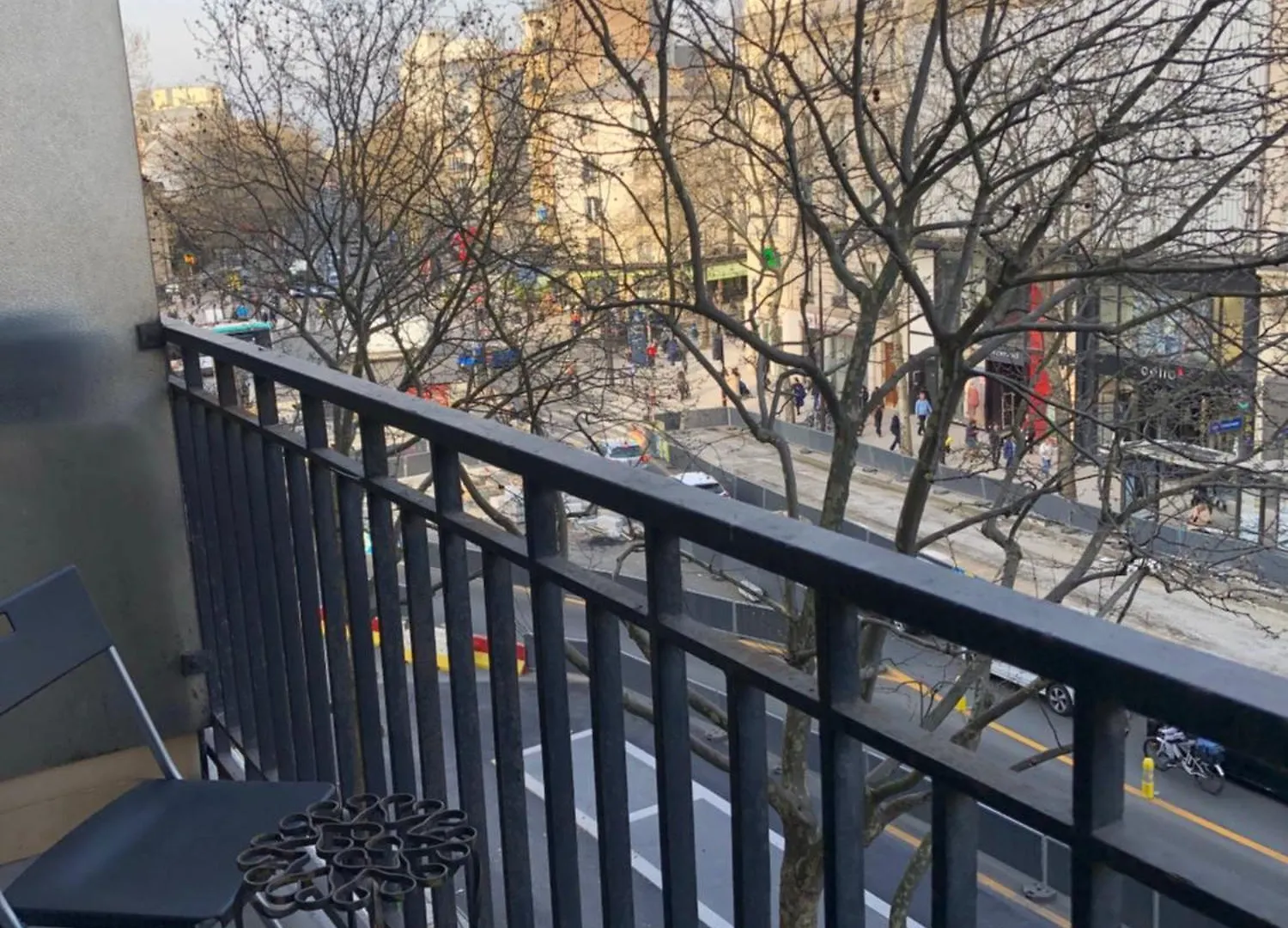 Beautiful Next To Metro Apartment